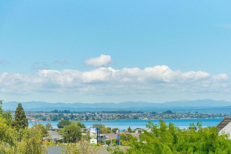 Lakeview Luxury - Taupo Holiday Apartment Экстерьер фото